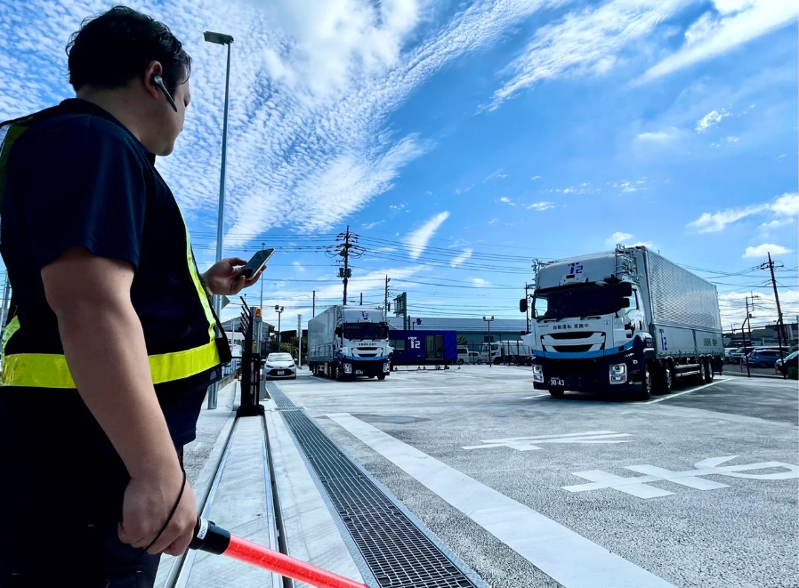 T2が自動運転トラックの無人/有人運転の切替拠点での発着に初成功